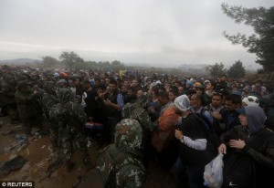 2C253C0D00000578-0-Stand_off_Macedonian_soldiers_try_to_keep_migrants_and_refugees_-a-19_1441911938170