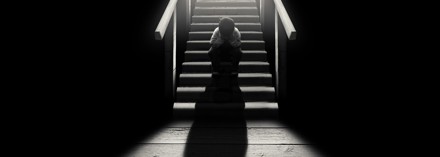 sad-child-on-stairs-1400x500