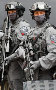 104674654_Police_counter_terrorism_officers_pose_during_a_media_opportunity_in_London_Wednesday_Aug-xlarge_trans++oi9wRpRogYEyvW8ksEDNKl4RsAJjORnPdNlOYX45nIc